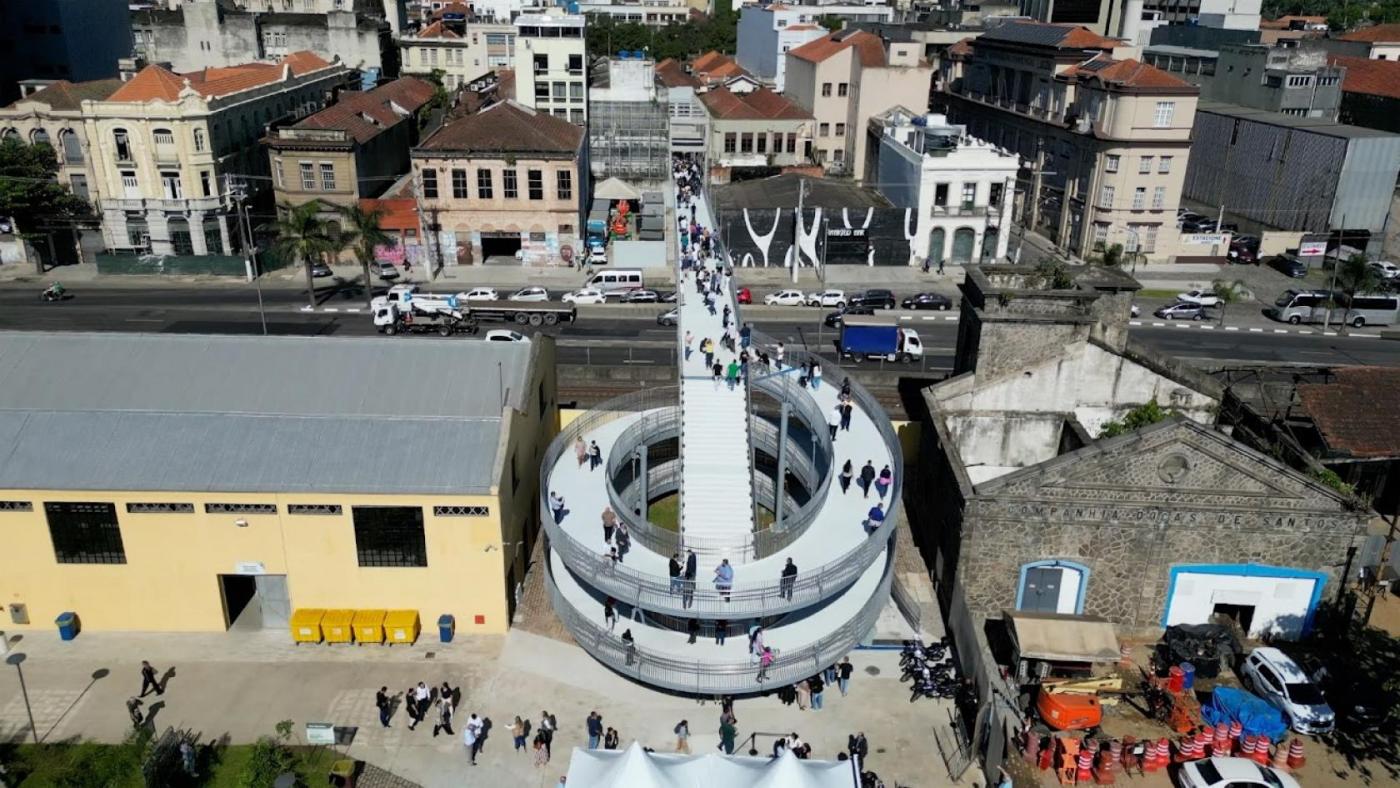 vista geral de passarela ligando área urbana ao parque valongo. #paratodosverem