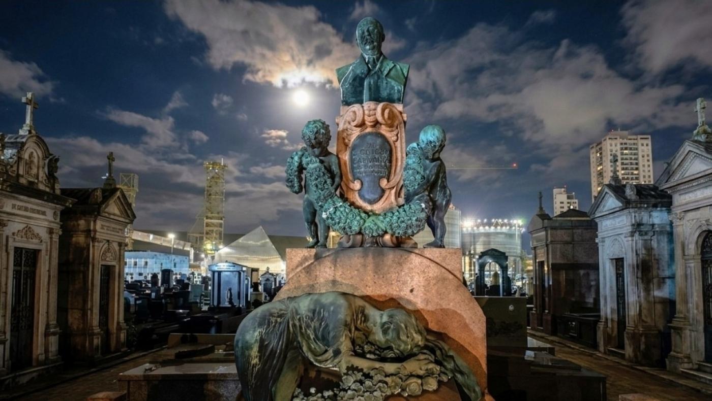 jazigo sob luz do luar em cemitério de santos. #paratodosverem