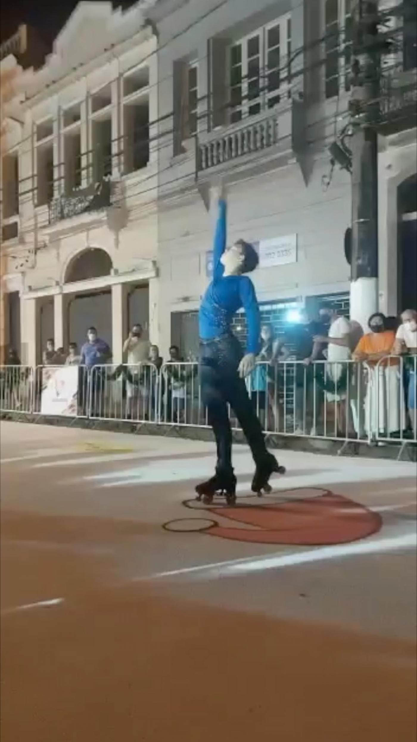 atleta patinando na pista no centro #paratodosverem