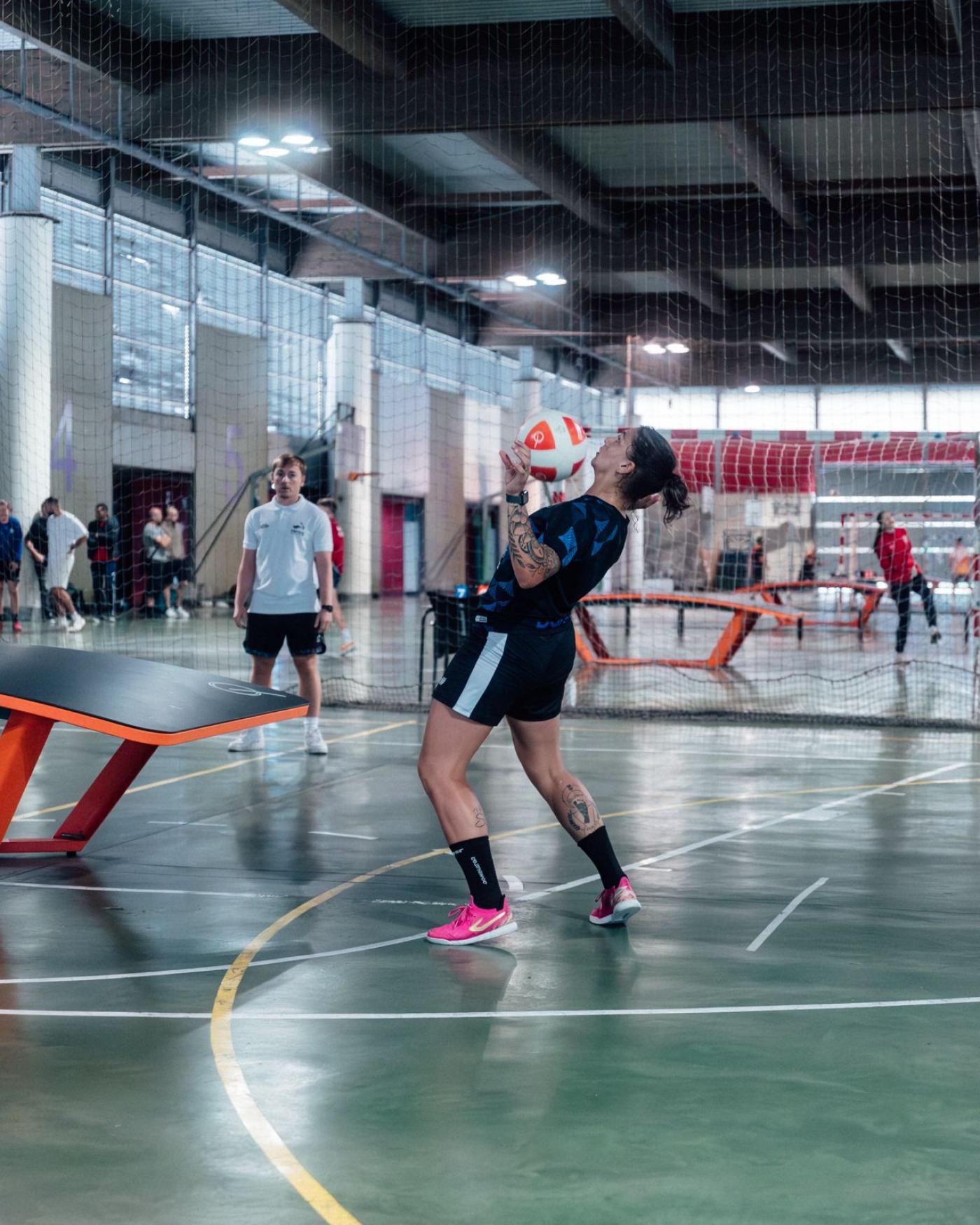 atleta de Teqball jogando. #Paratodosverem