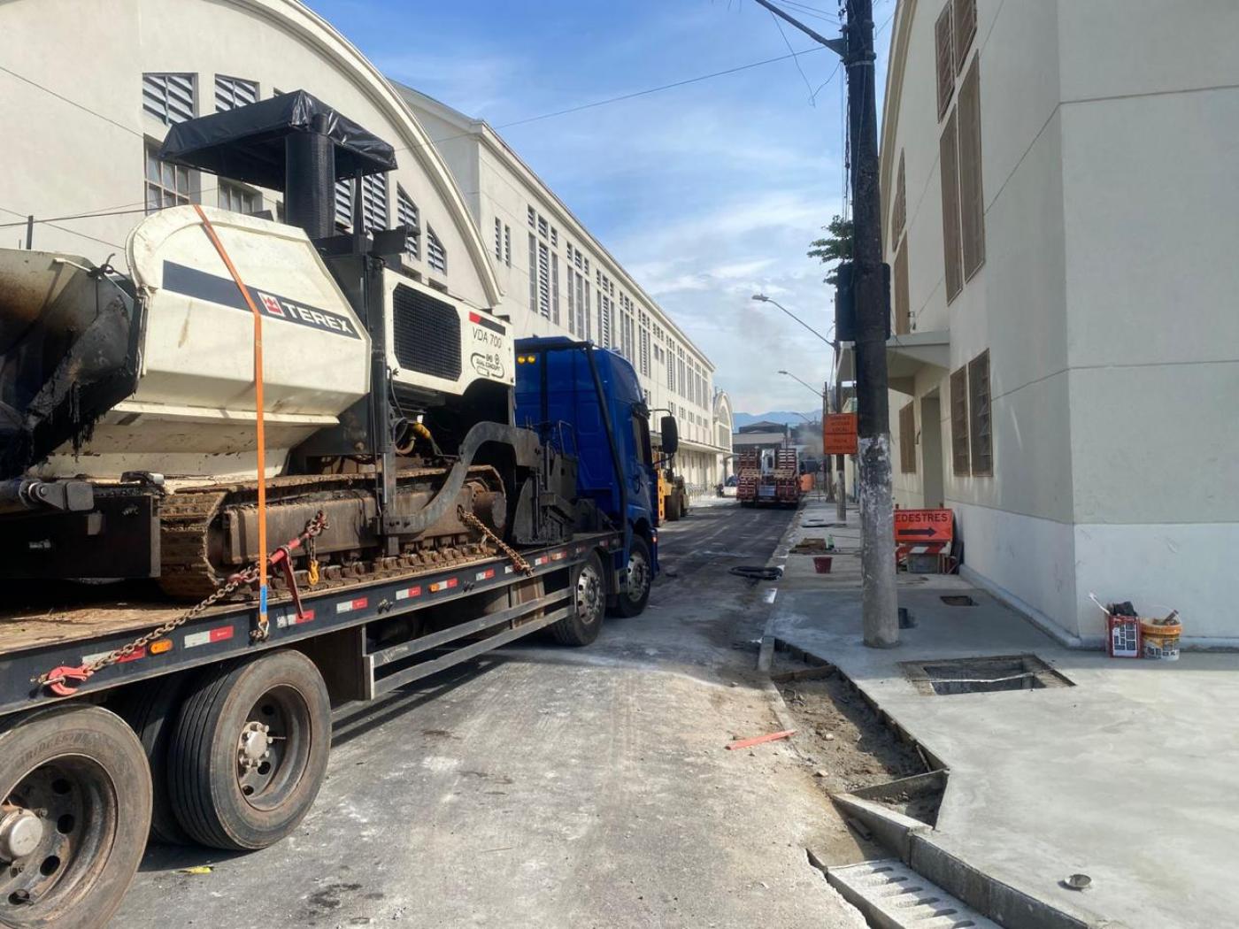 homens e máquinas atuando na pavimentação #paratodosverem 