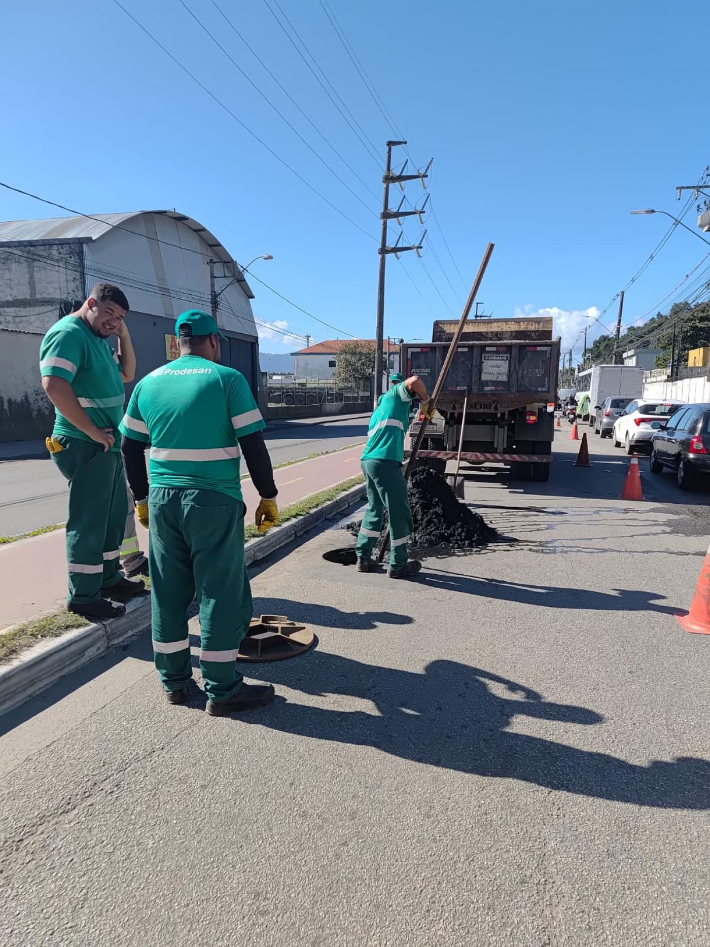 operários atuando na pavimentação #paratodosverem
