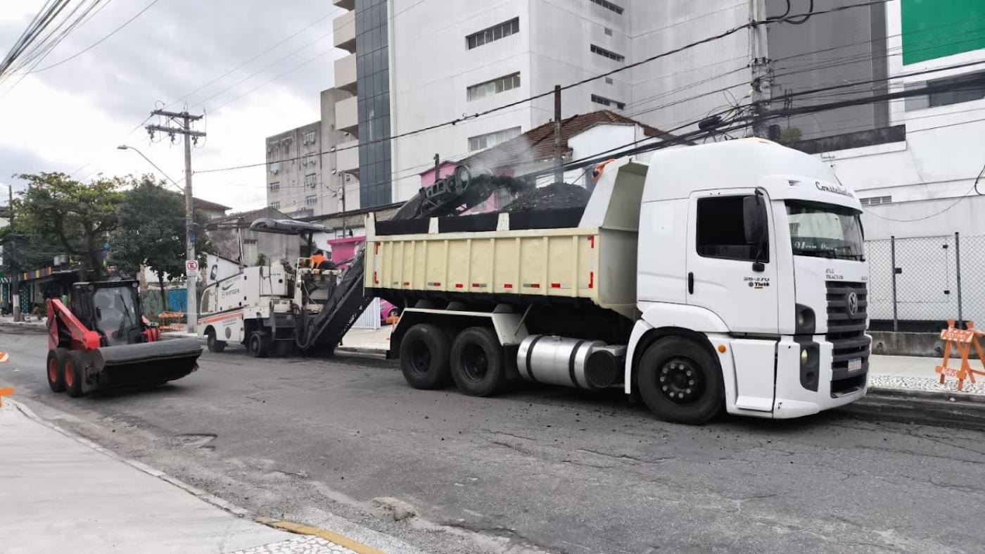 caminhão atuando no asfaltamento #paratodosverem 