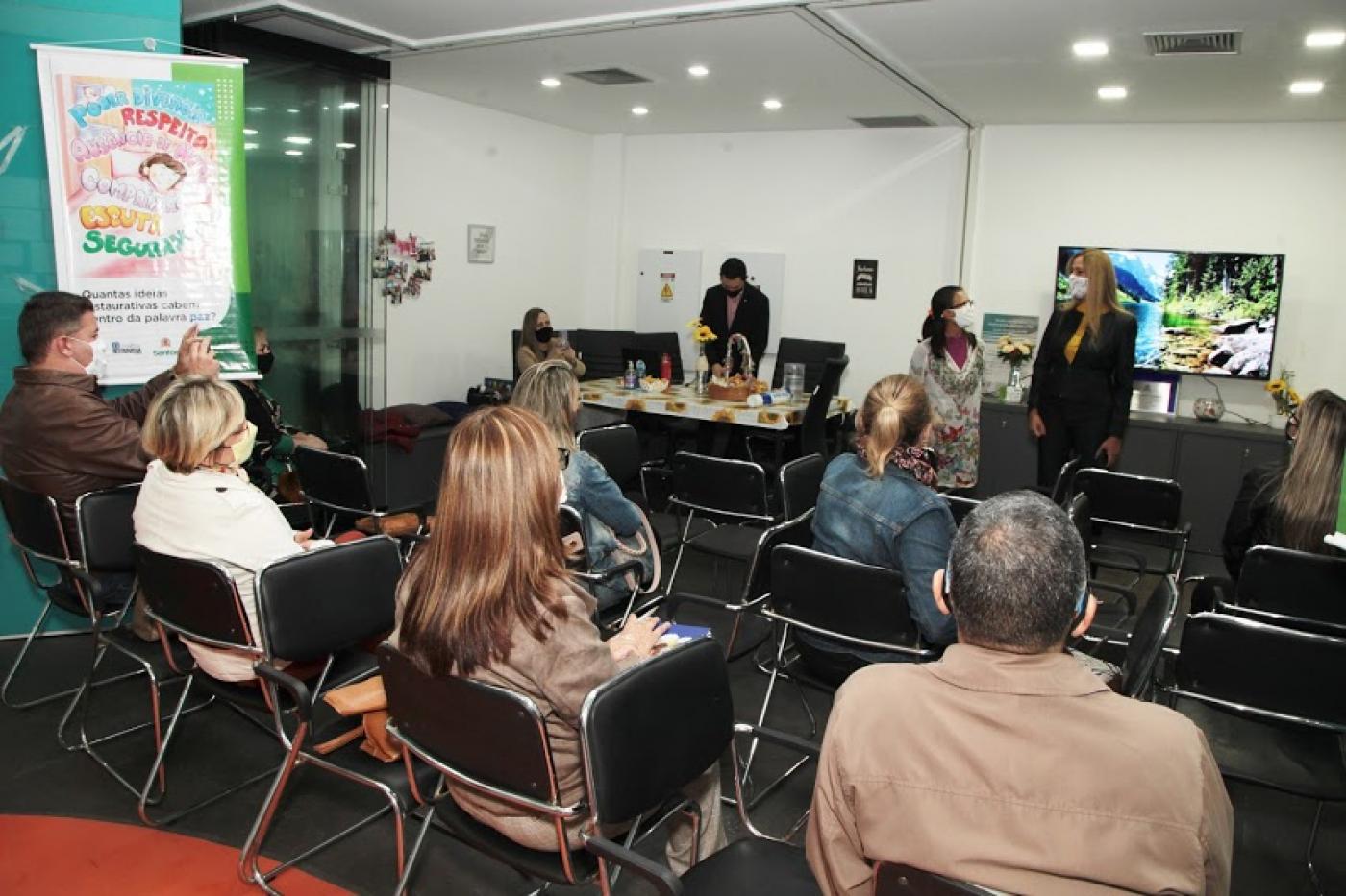 Reunião de lançamento de concurso. Várias pessoas estão sentadas em um auditório. #paratodosverem