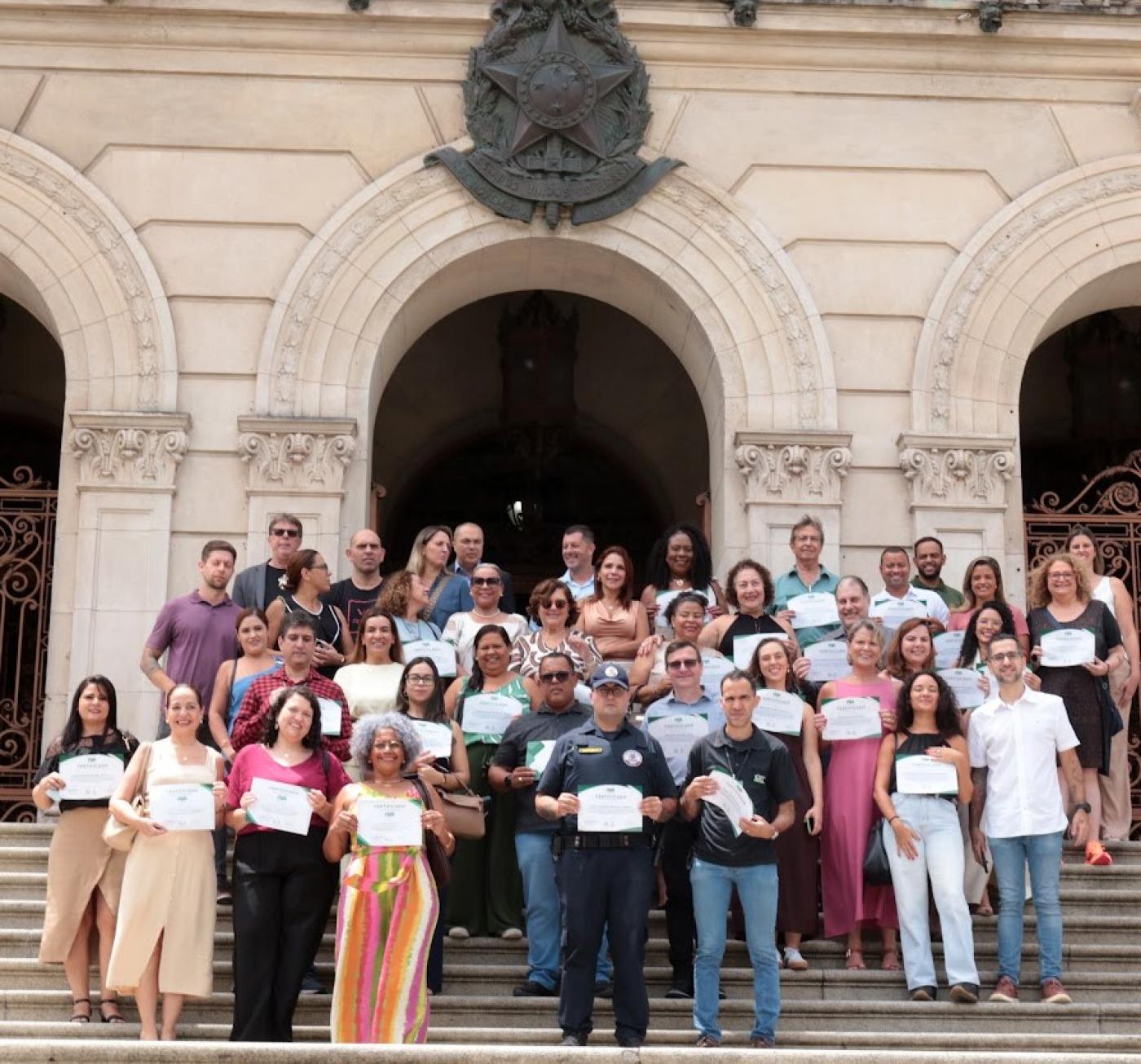 servidores seguram certificados na escadaria do paço #paratodosverem