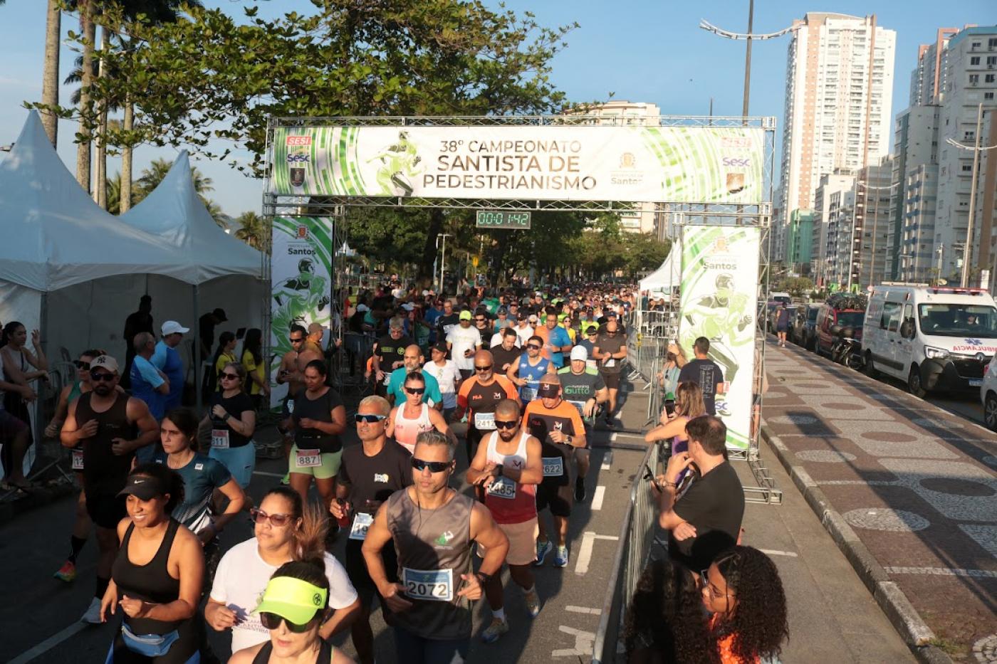 corredores em largada de prova #paratodosverem