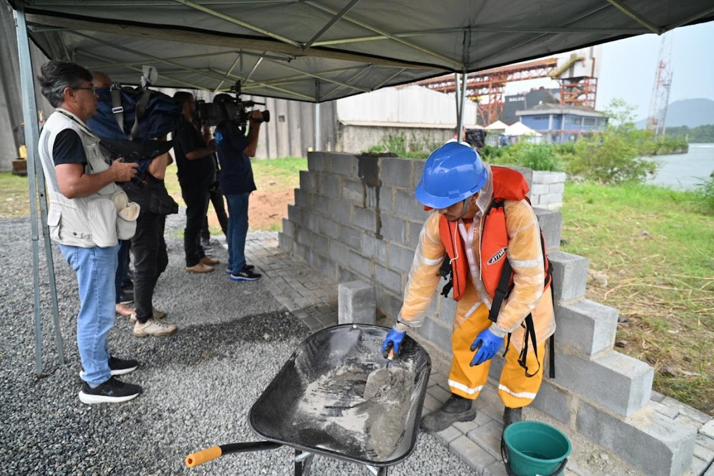 Pedreiro constrói muro #paratodosverem