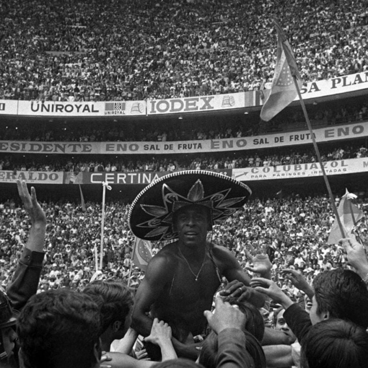 Pelé comemora o tri da Copa do Mundo no México. #Paratodosverem