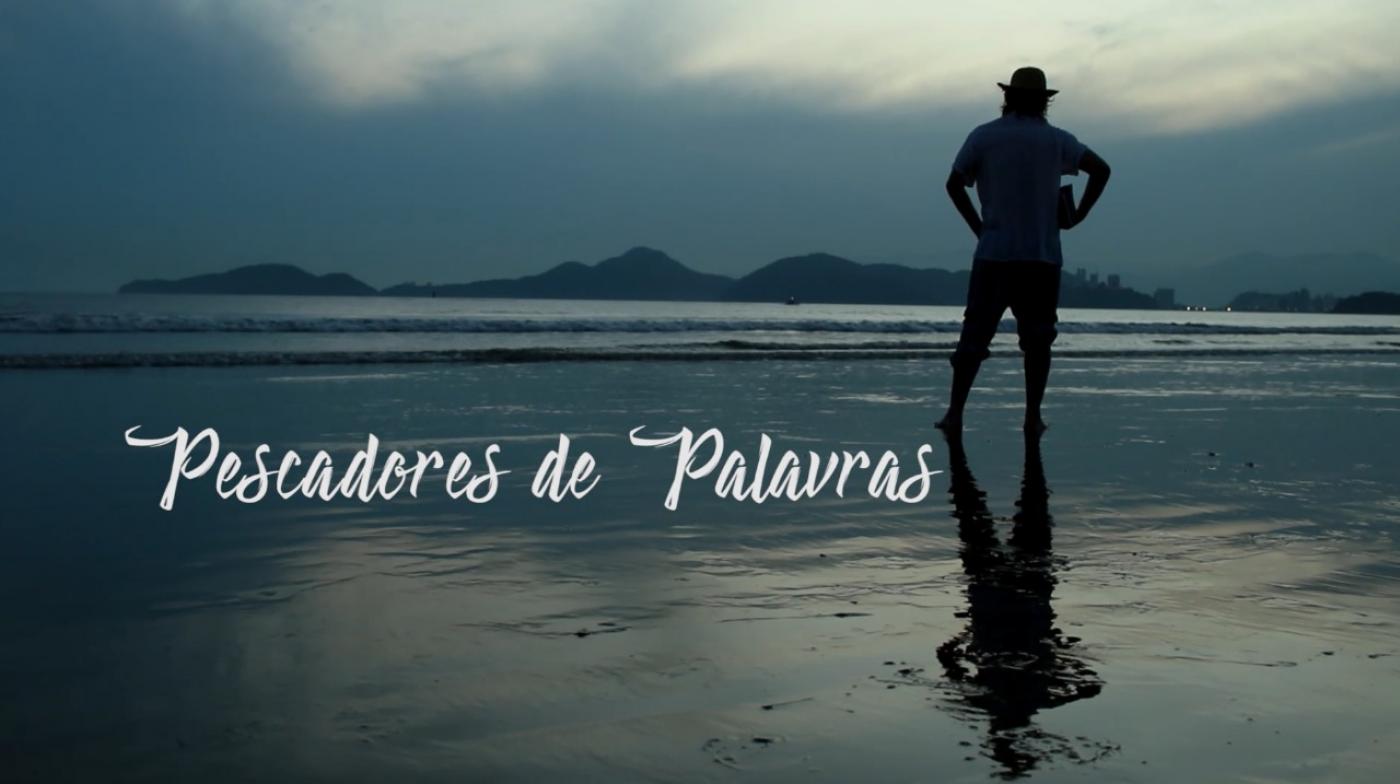 CENA DE PESCADORES DE PALAVRAS. Um homem está à beira-mar. Ao lado esquerdo dele se lê pescadores de palavras. #paratodosverem