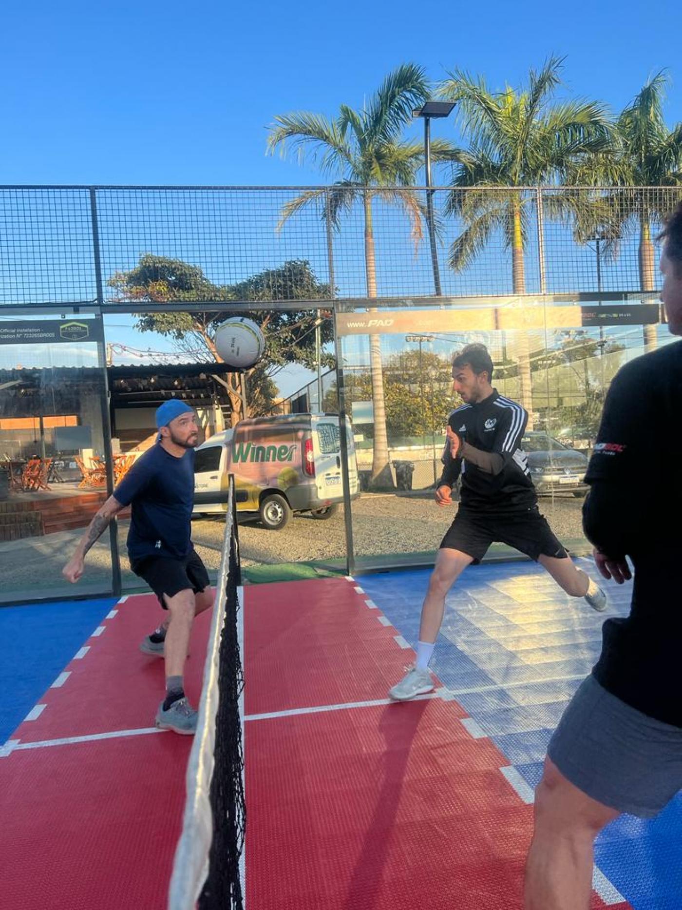 atletas jogando padbol em quadra #paratodosverem 