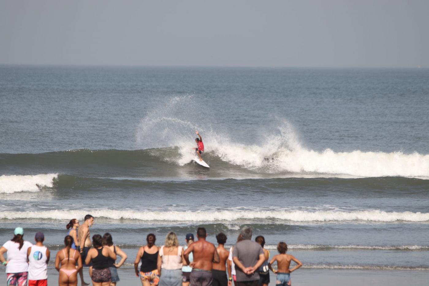 surfista faz manobra em onda #paratodosverem