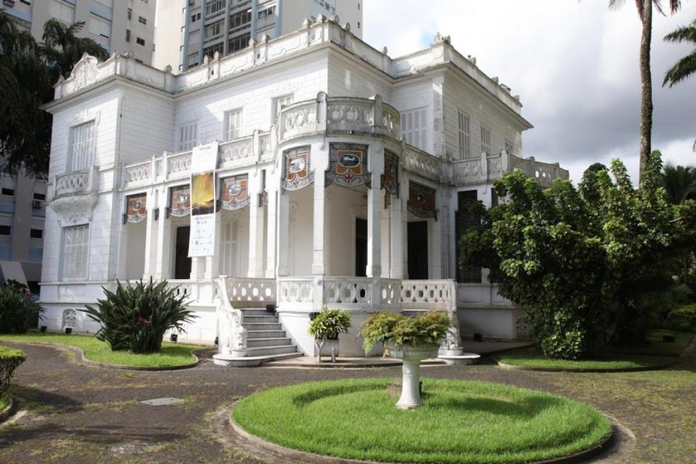 Fachada da pinacoteca com jardim a frente #paratodosverem