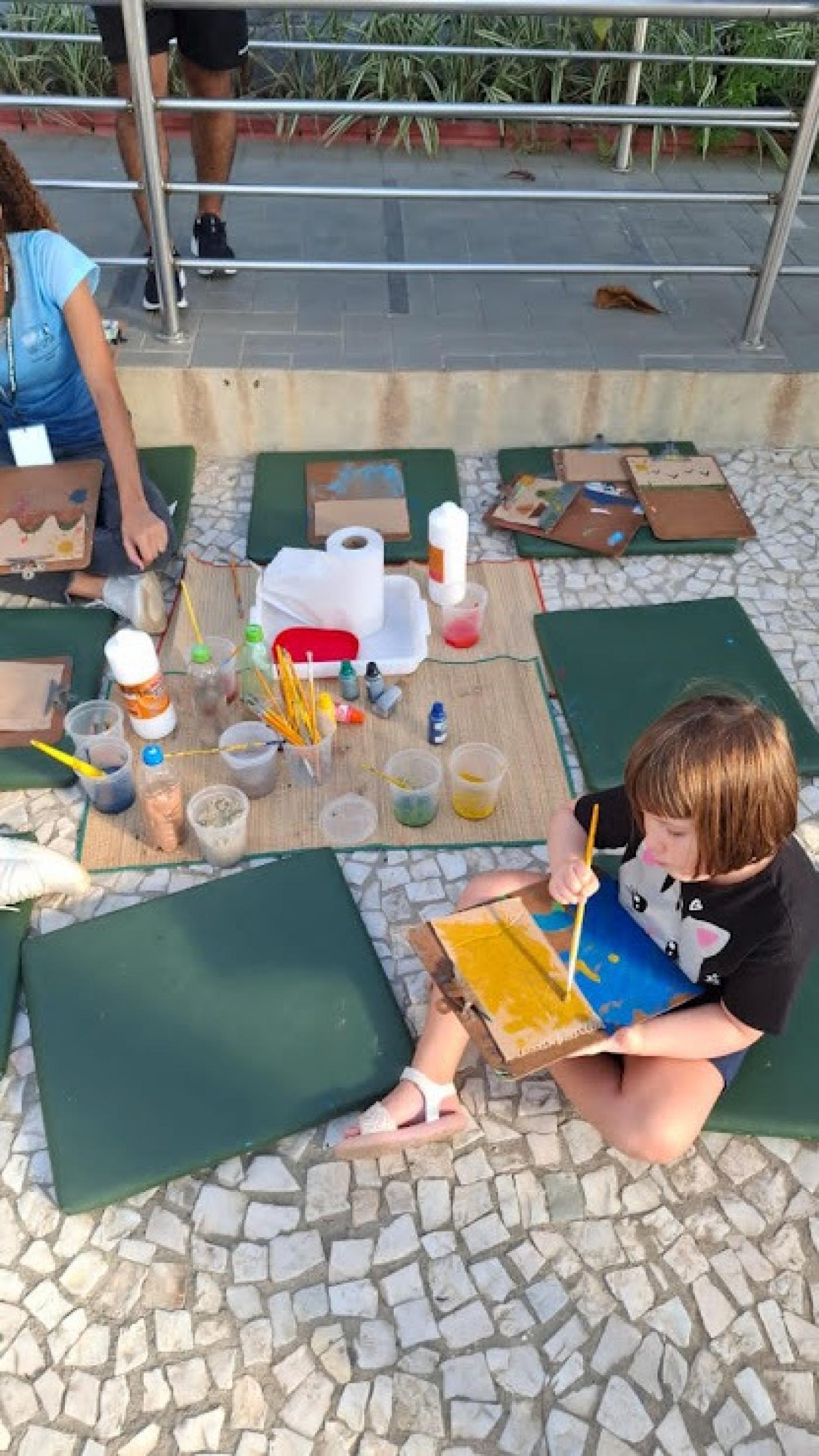 menina pintando no chão #paratodosverem 