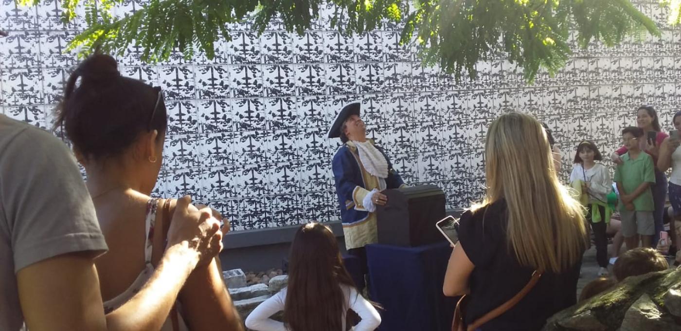 Ator vestido de pirata com público em volta. #pratodosverem