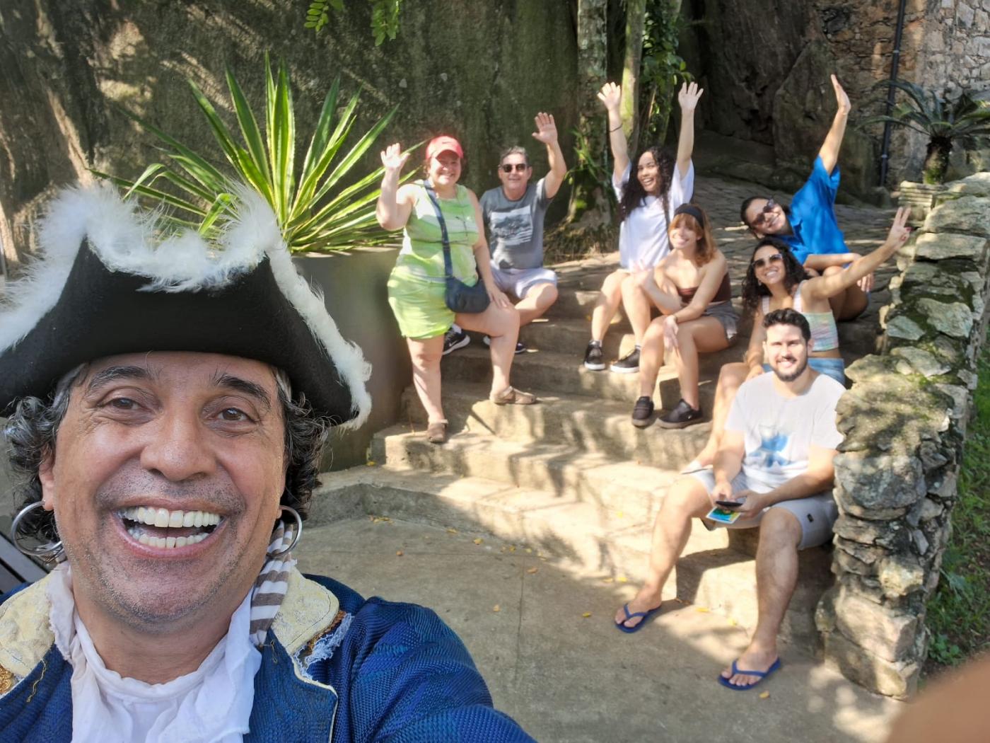 pirata faz selfie com o público #paratodosverem 