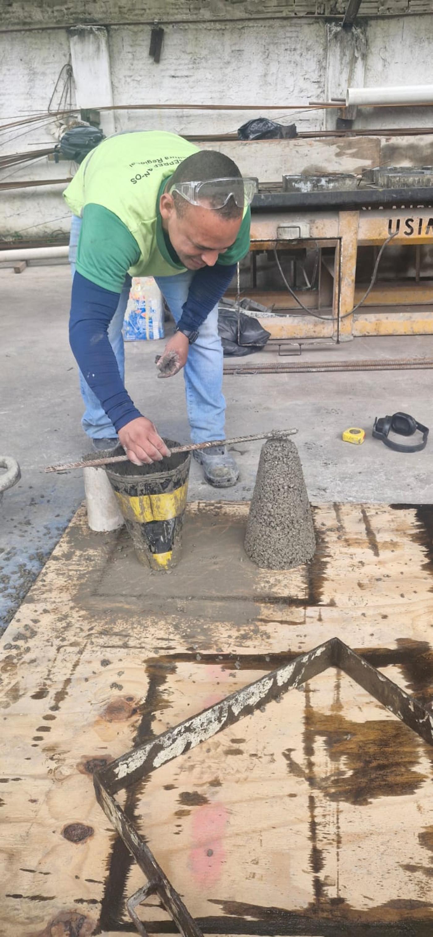 operário trabalha com piso #paratodosverem