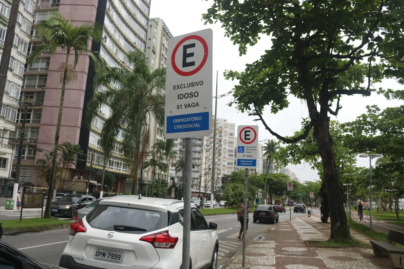 Placas em calçada da orla da praia #paratodosverem