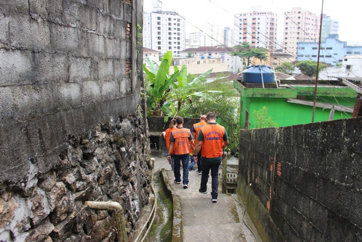 técnicos andando em vielas do morro #paratodosverem