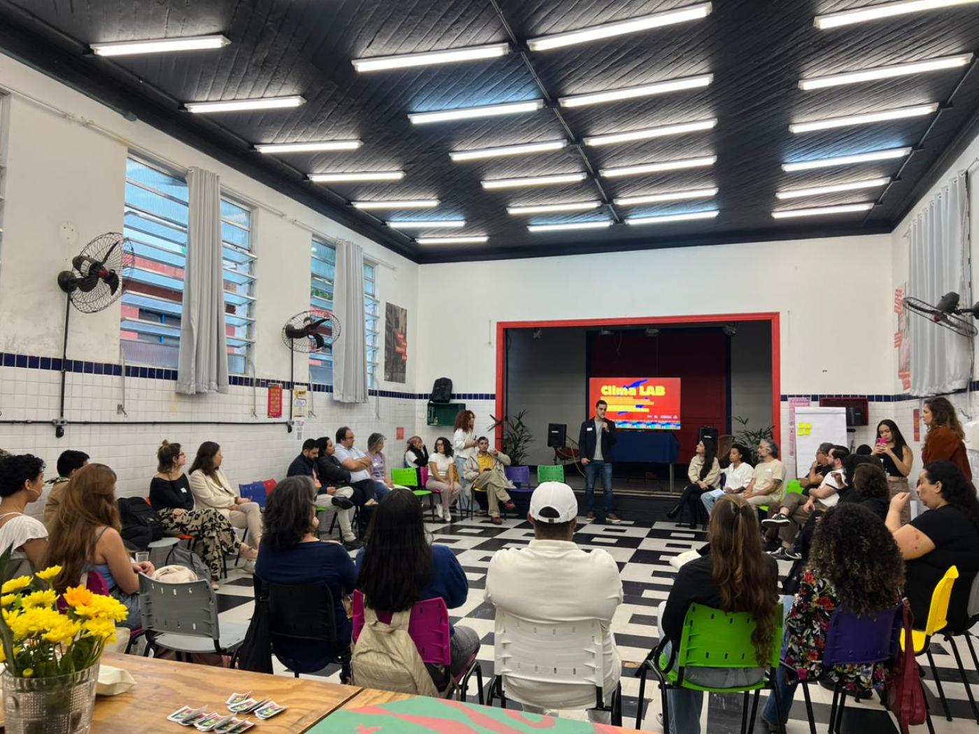 pessoas em reunião #paratodosverem 