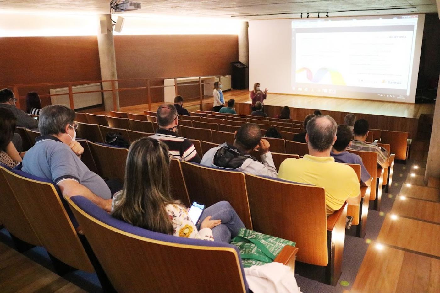 Pessoas assistem curso em auditório #paratodosverem