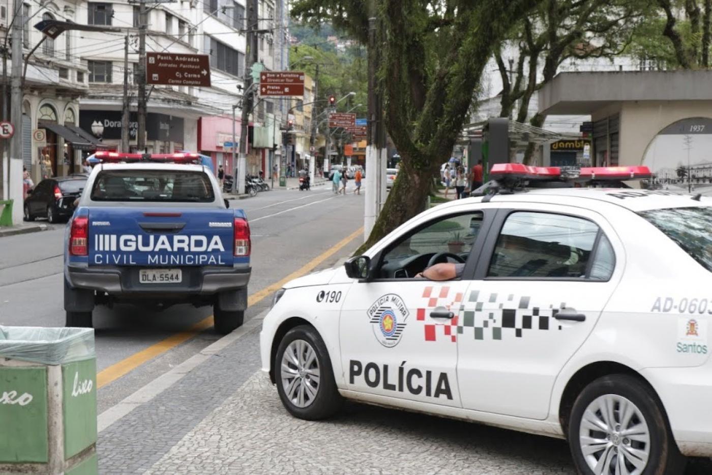 viatura da guarda municipal e viatura da PM saindo de praça. #paratodosverem