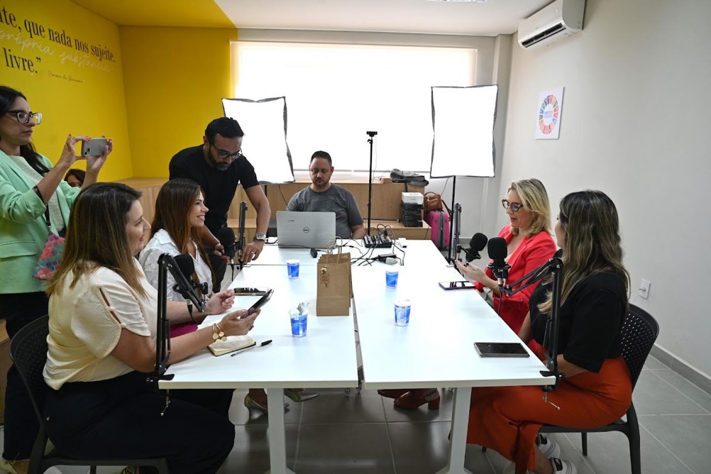 mulheres gravando o podcast #paratodosverem 