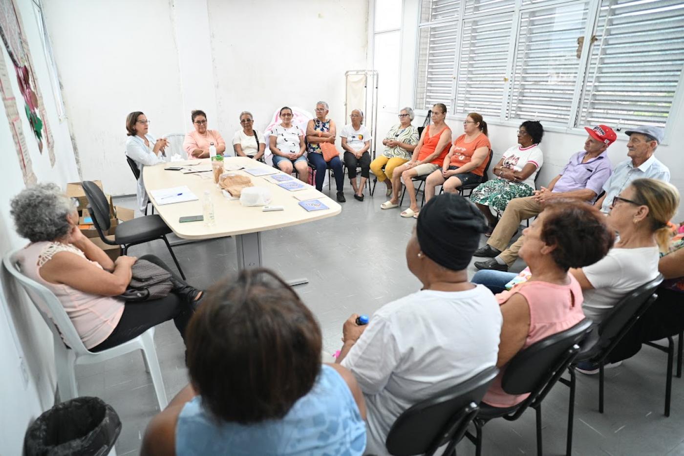pessoas reunidas em roda de conversa #paratodosverem
