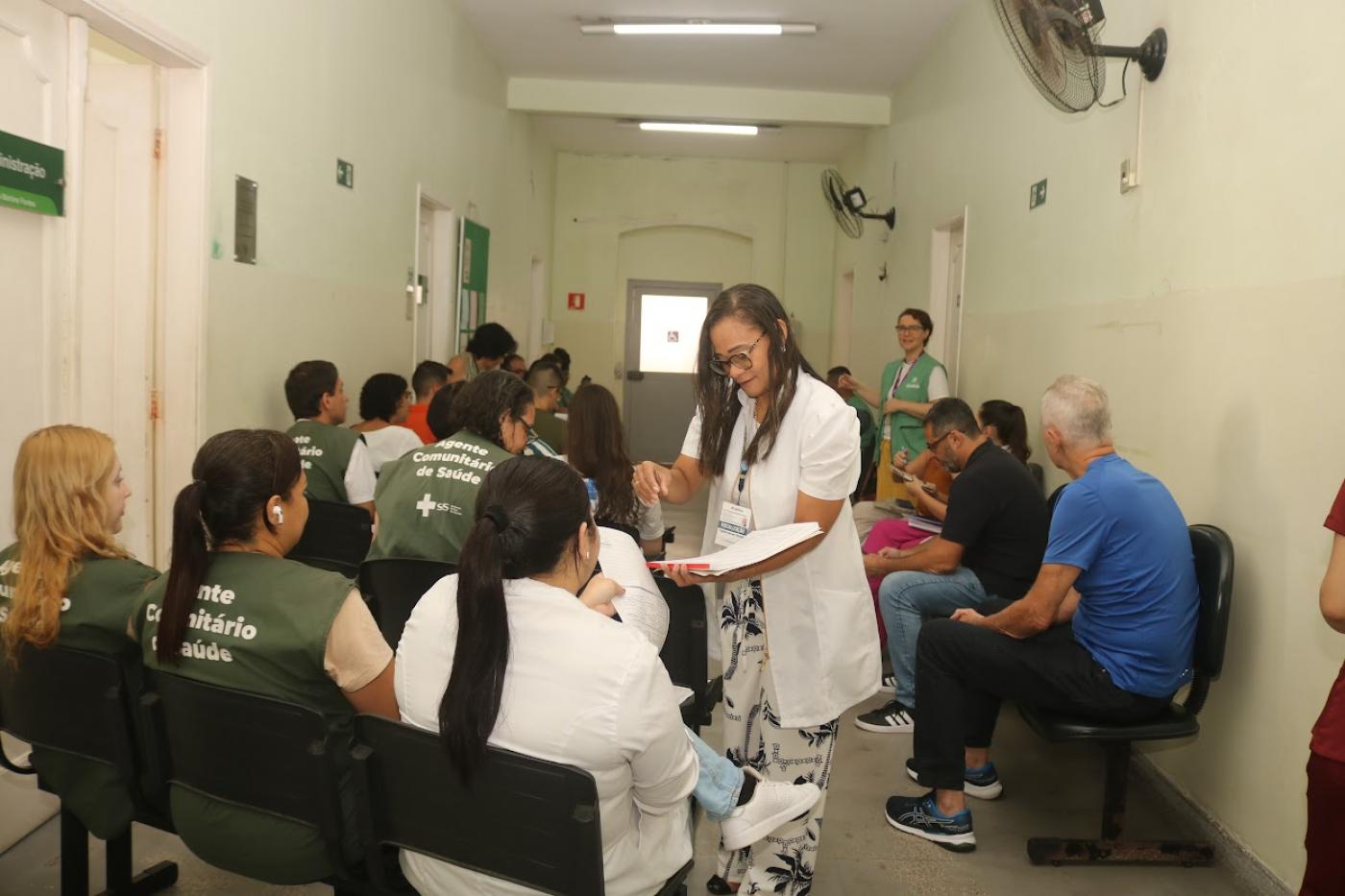 funcionários recebem informações em palestra #paratodosverem 