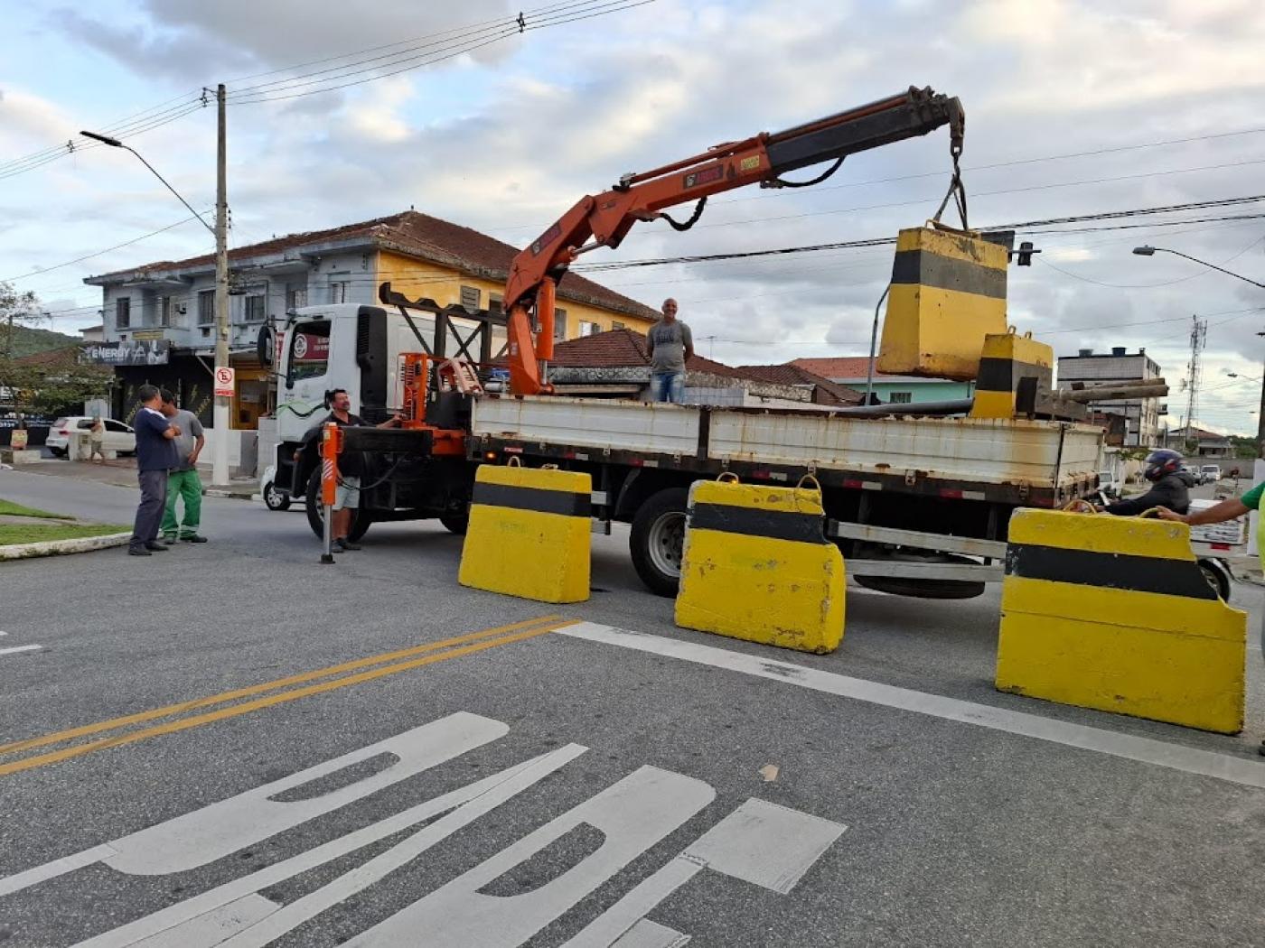 caminhão coloca obstáculos para bloquear pontilhão #paratodosverem