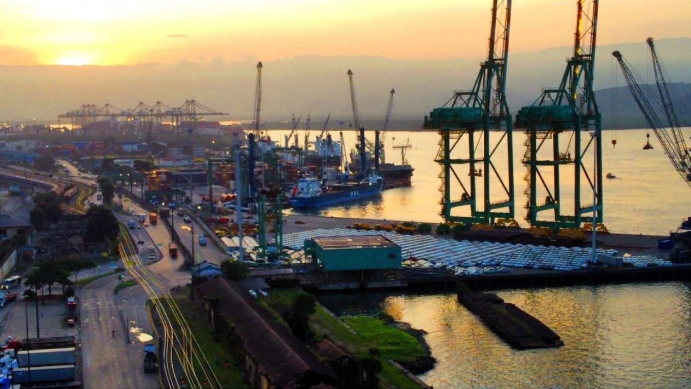 vista aérea de trecho do porto no valongo, com terminal e guindastes à beira do mar