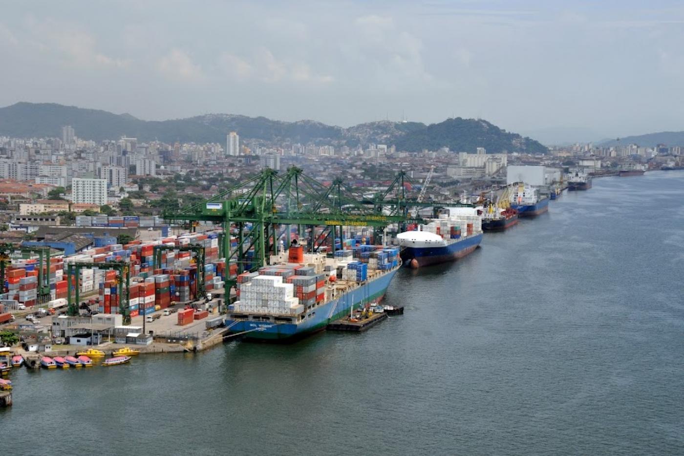 navios encostados no cais, vistos a partir do mar para a cidade adentro. #paratodosverem