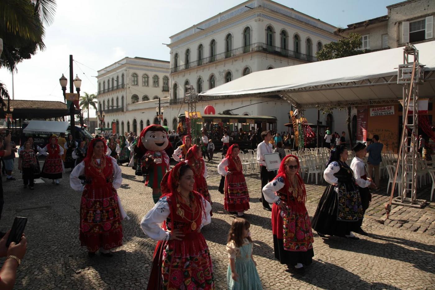 pessoas dançando em roupas típicas portuguesas #paratodosverem 