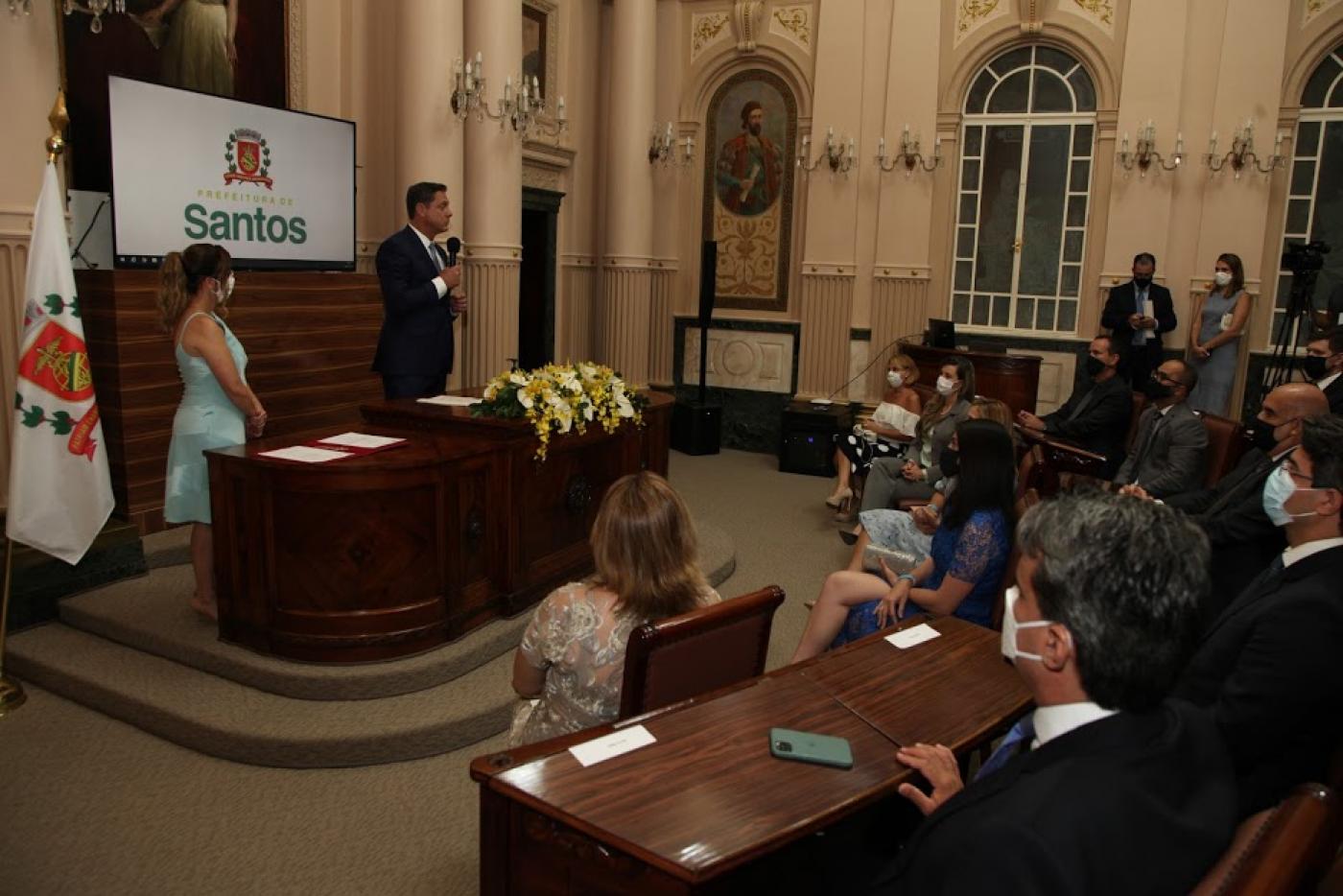 Novo prefeito discursa na Sala Princesa Isabel para novos secretários. #pracegover