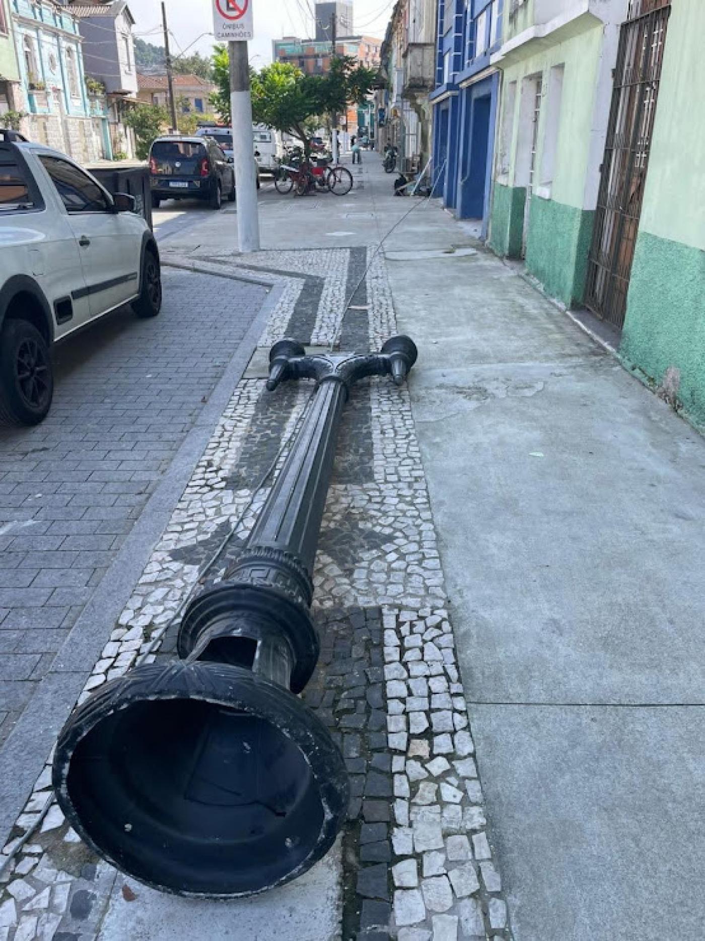 novo poste no chão aguardando instalação #paratodosverem 