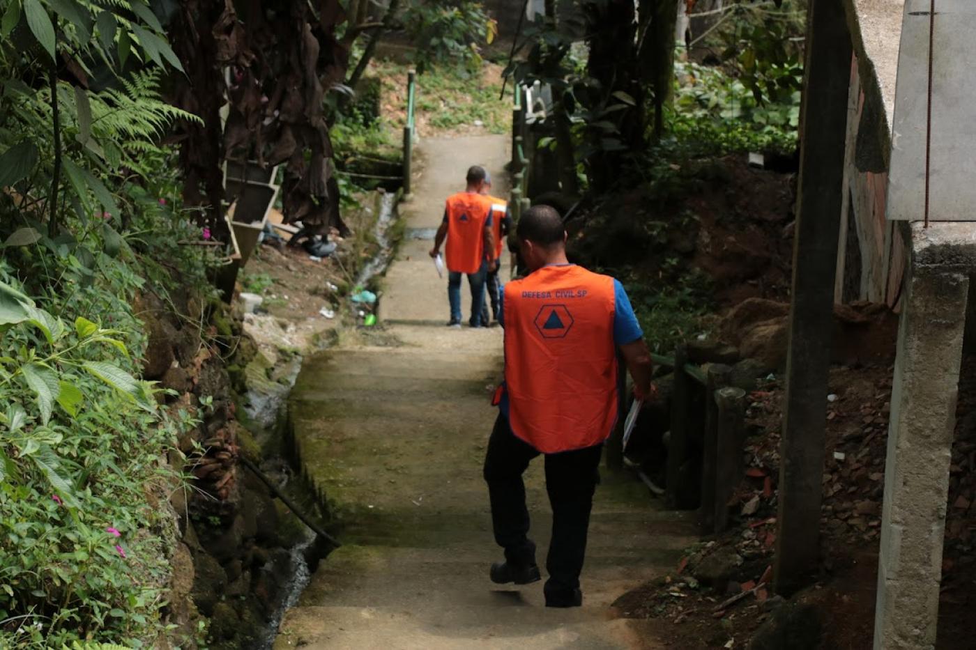 servidores descem escadaria em morro #paratodosverem