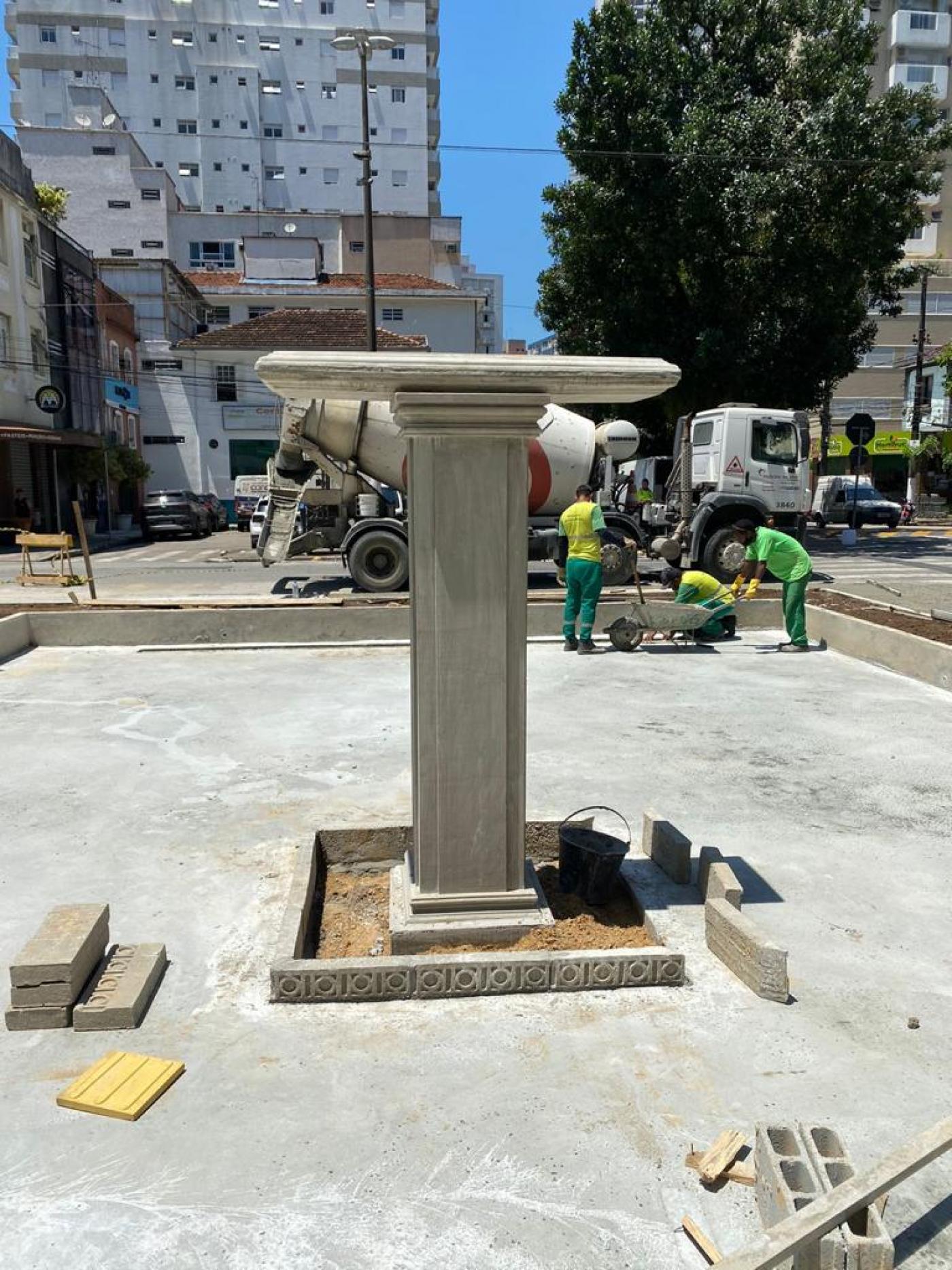 pedestal e piso concretado na praça #paratodosverem