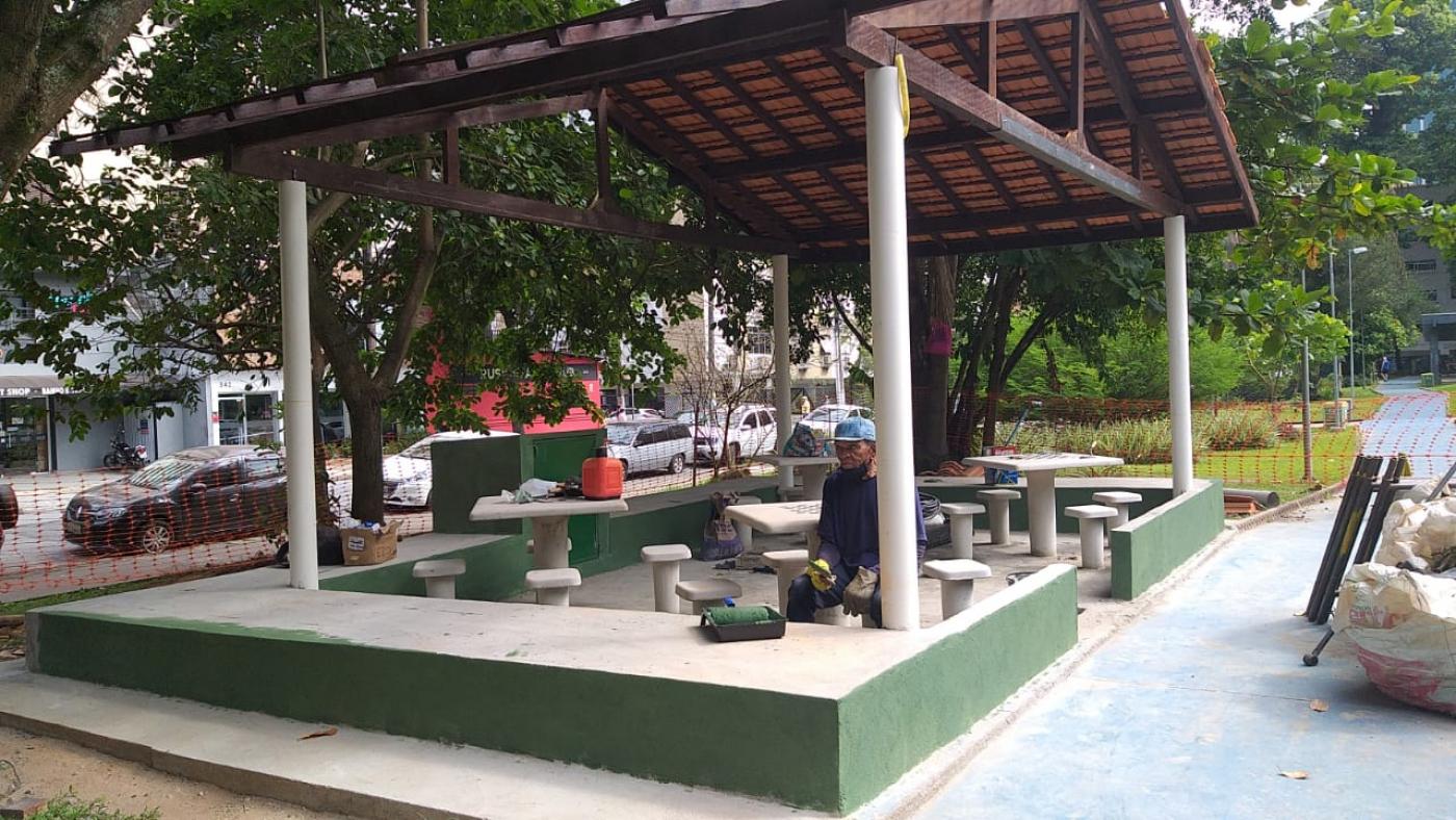 quiosque com cobertura, mesas e bancos de concreto. #paratodosverem
