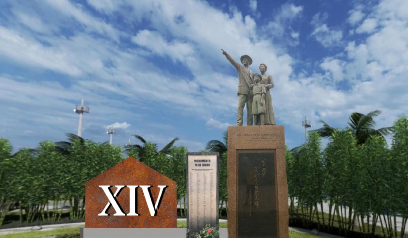 vista da praça com o monumento da família japonesa, com outra peça, uma pedra onde está inscrito 14 em romanos. #paratodosverem