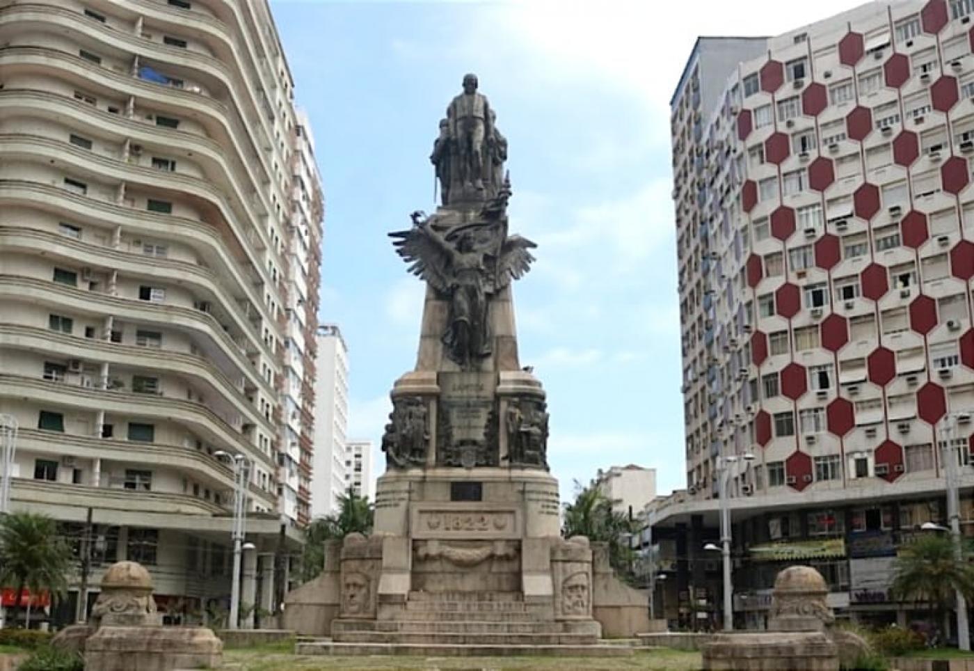 o monumento dos andradas no centro da  praça da independência, entre dois prédios. #paratodosverem