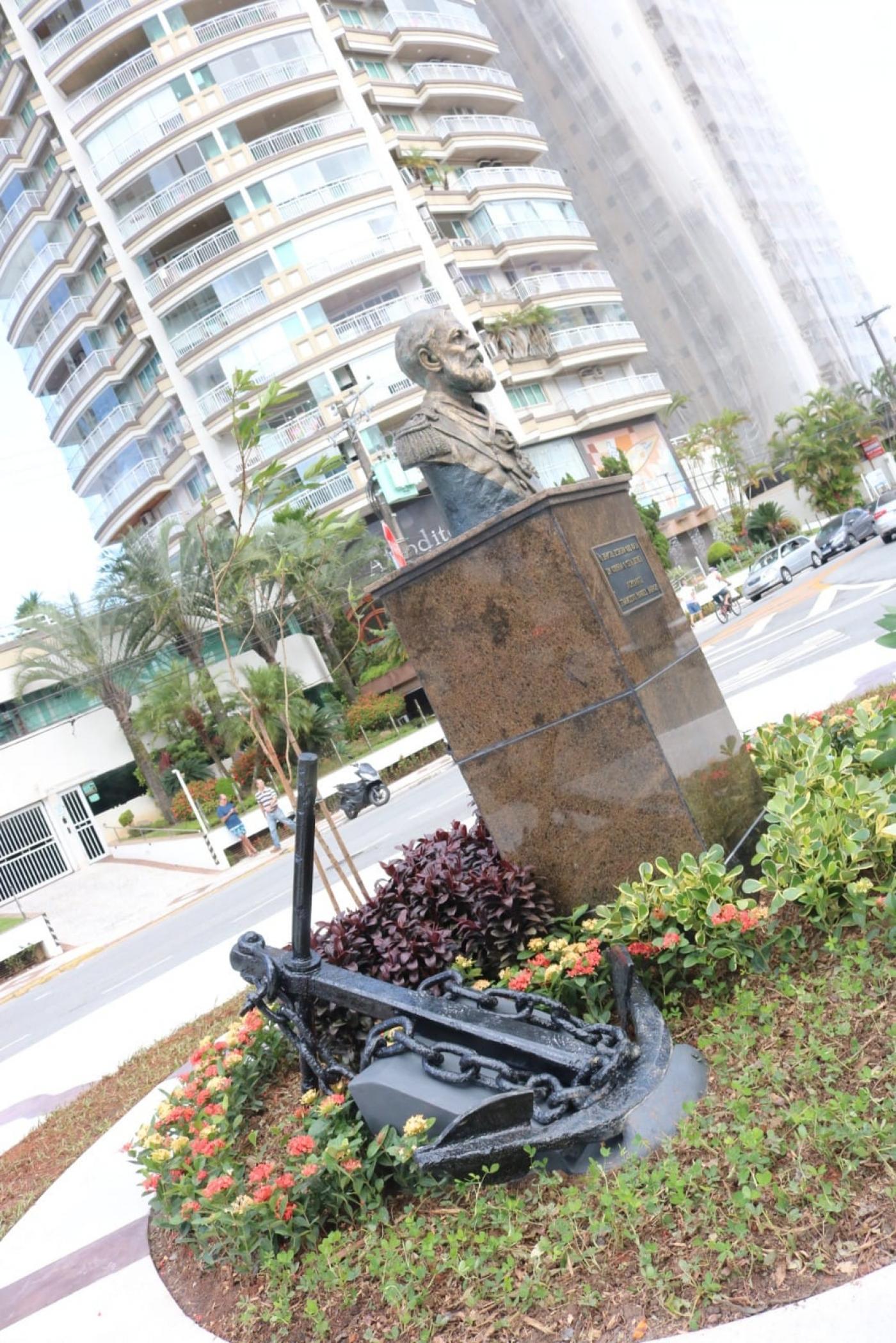 Âncora no jardim, em primeiro plano, e monumento do almirante Barroso e prédios ao fundo. #paratodosverem