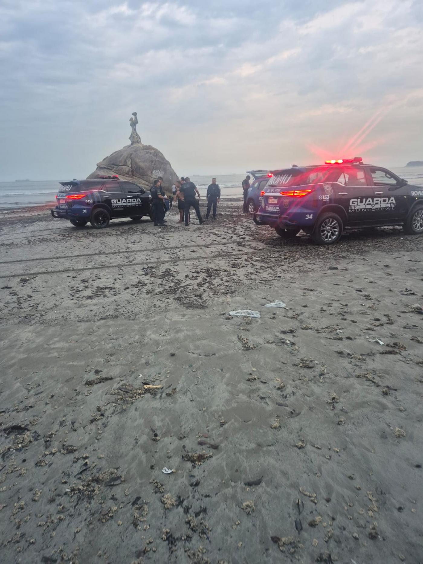 viaturas na praia fazendo a prisão #paratodosverem