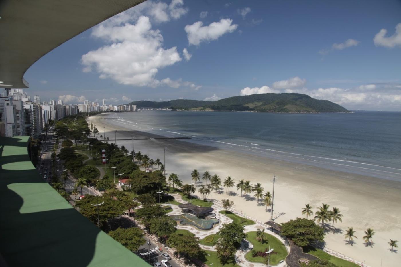 Vista geral da orla com faixa de areia vazia