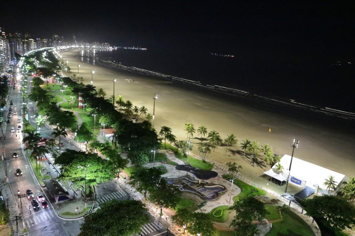 Vista panorâmica da orla vazia durante a passagem de ano. #pracegover