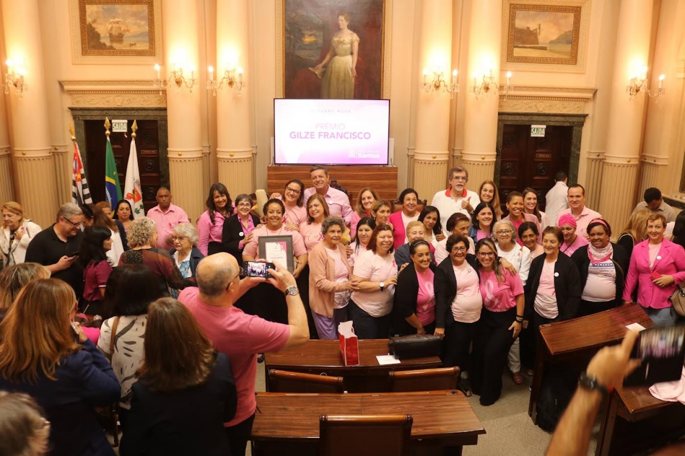 mulheres recebem premio vestidas de rosa #paratodosverem