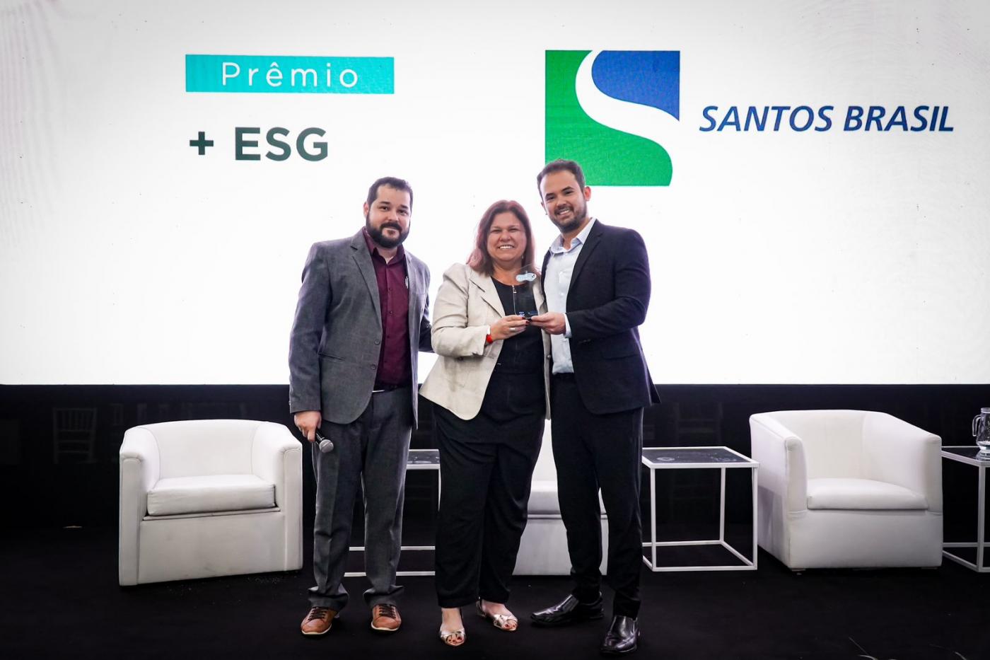 pessoas em palco recebendo troféu #paratodosverem