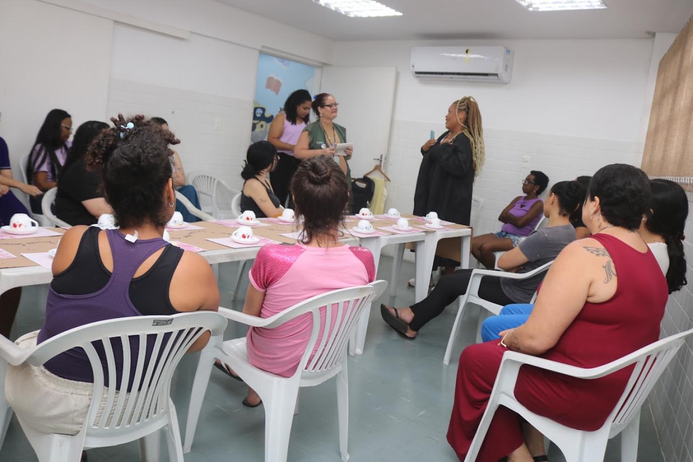 mulheres acompanham encontro #paratodosverem 