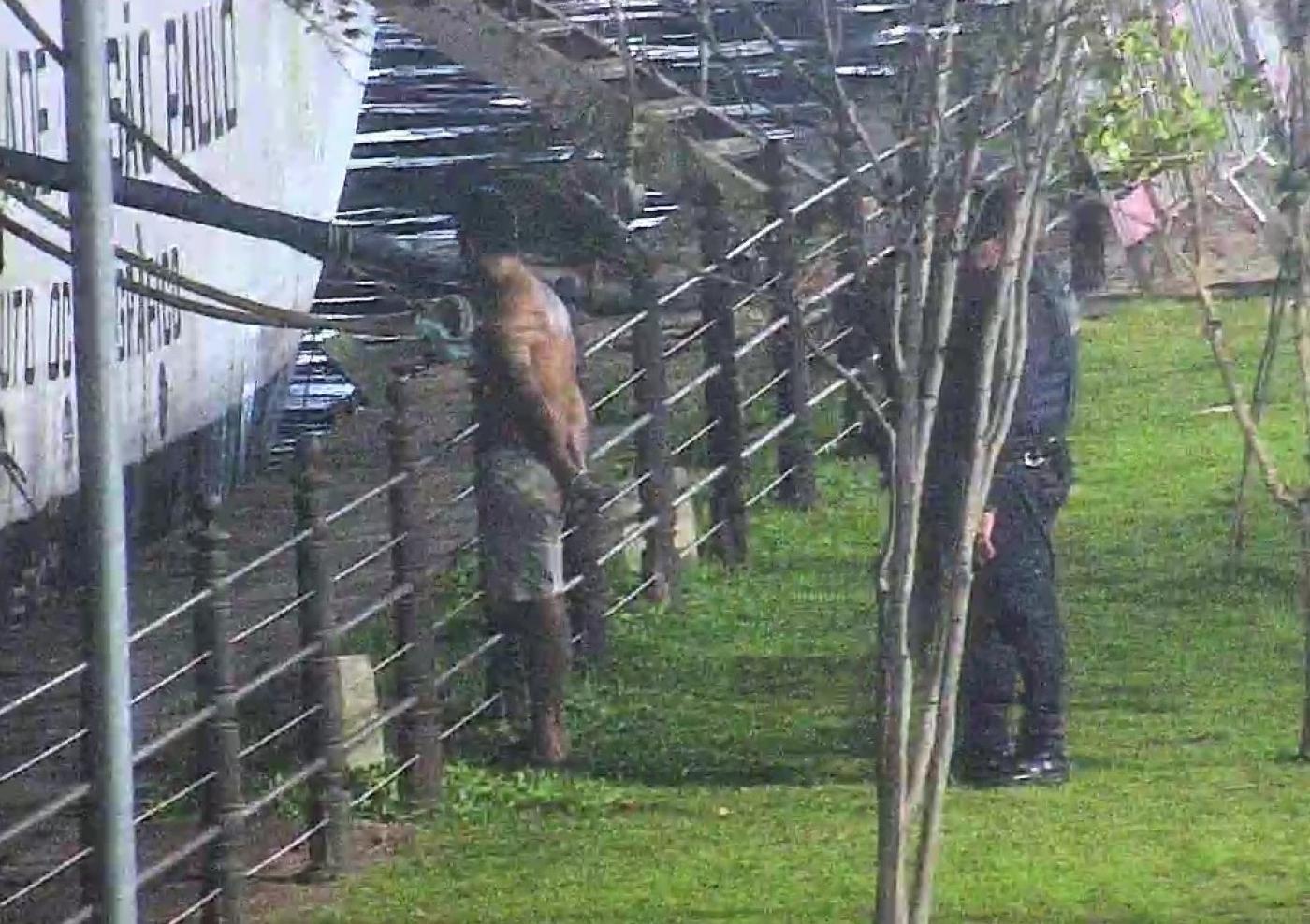 homem detido pelos guardas #paratodosverem