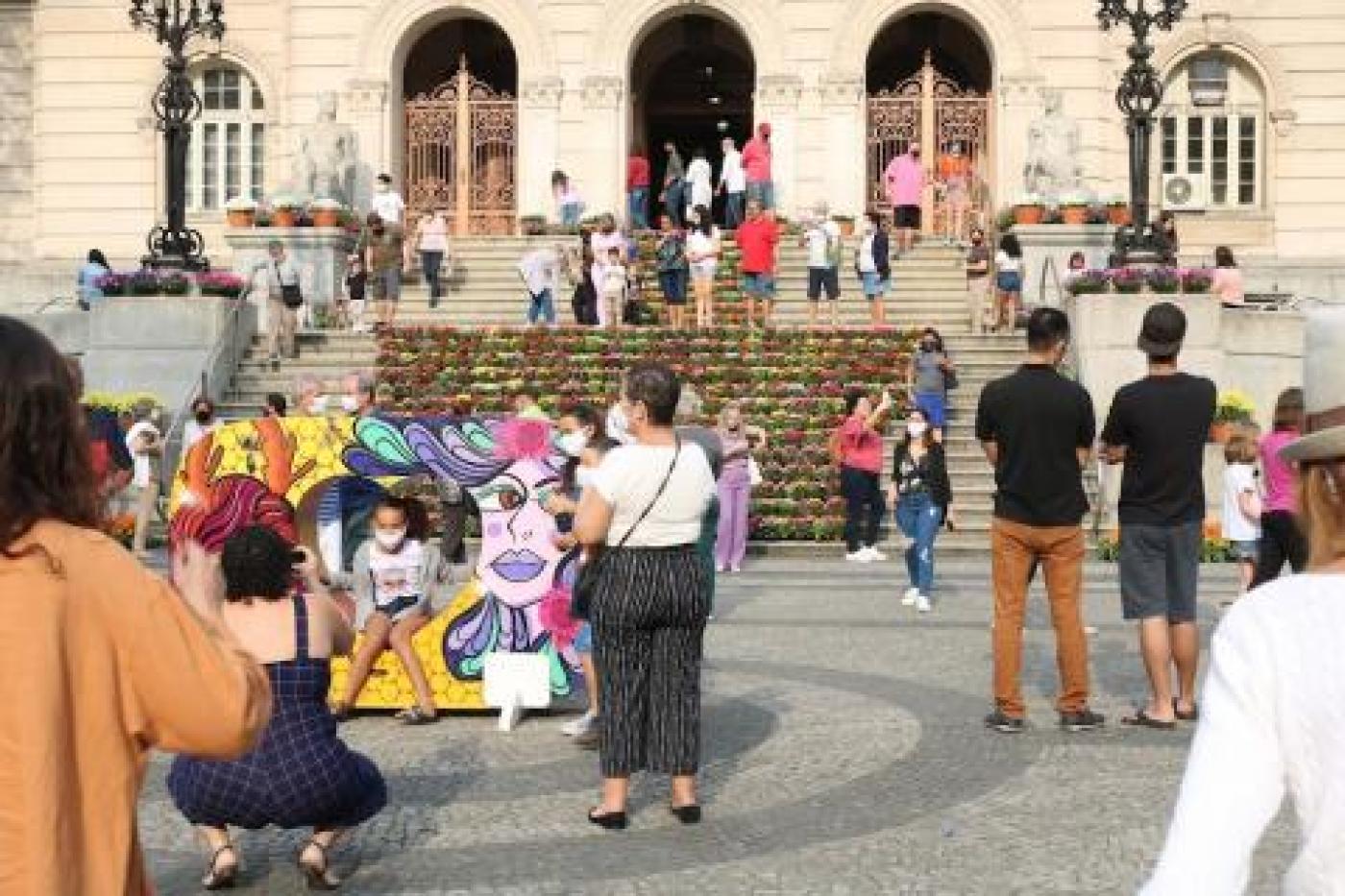 Público retira foto em totem instagramável em frente ao paço municipal. #paratodosverem