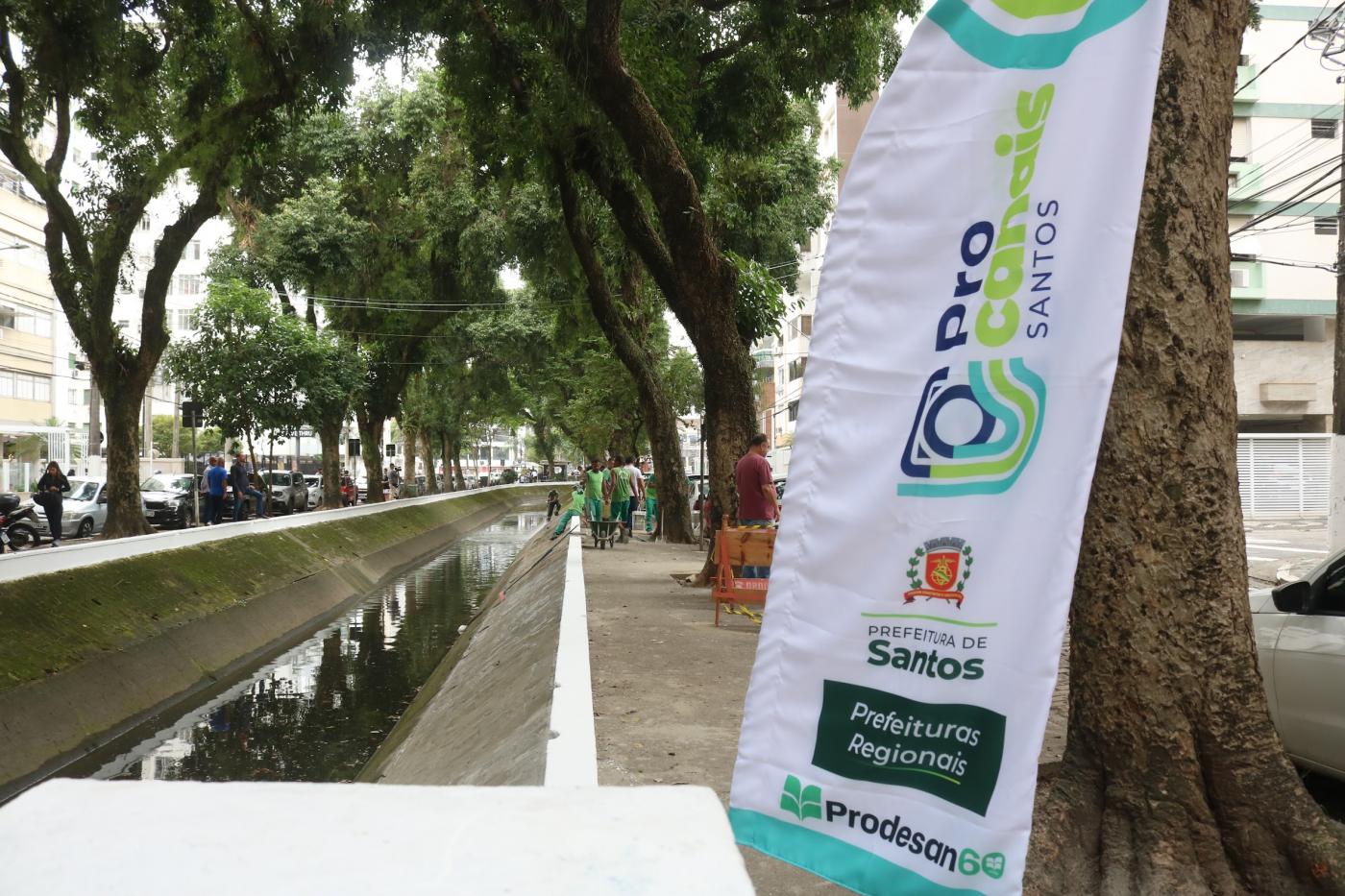 vista geral de um canal, com homens trabalhando no anterior. #paratodosverem