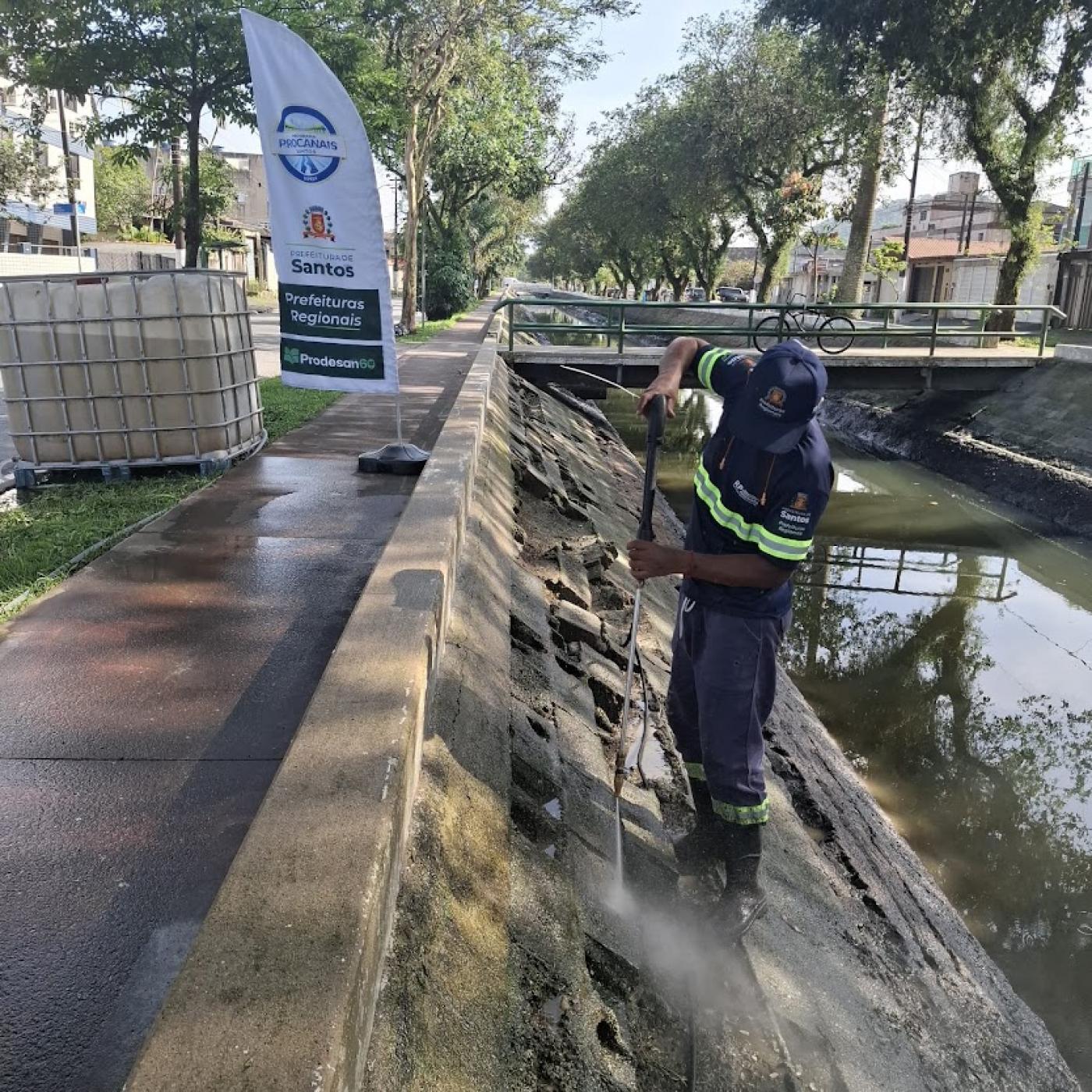 operário atuando em canal #paratodosverem 
